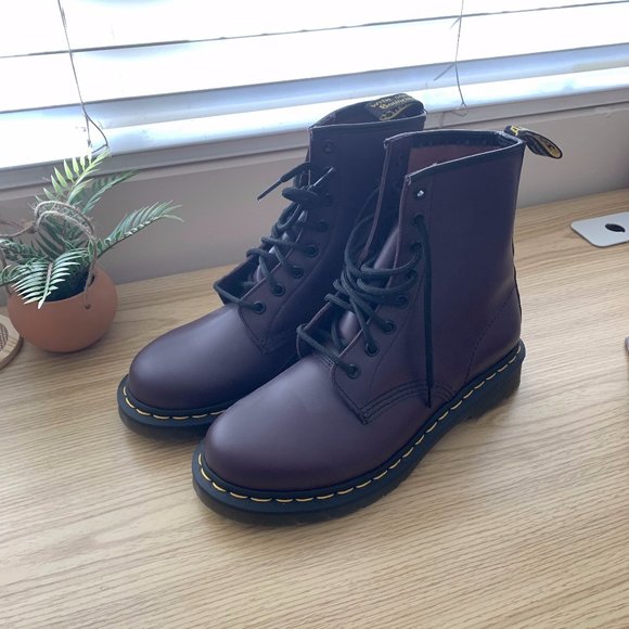 dr martens 1460 women's smooth leather lace up boots